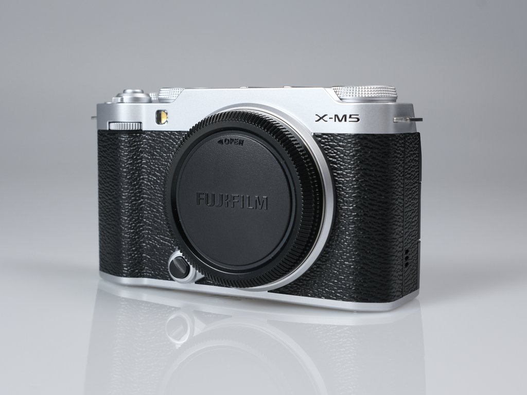 Fujifilm X-M5 Gümüş Gövde (Outlet) <img src="../../../view/img/yildiz-5.png"